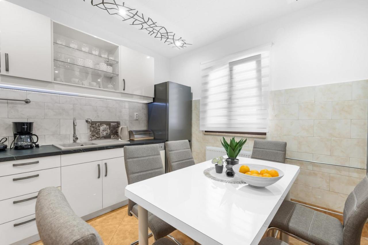 App Sandro With Common Pool Porec Exterior photo