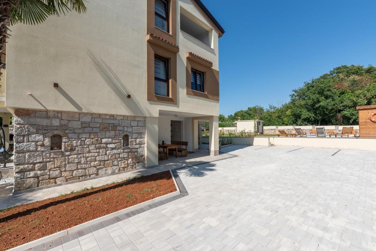 App Sandro With Common Pool Porec Exterior photo
