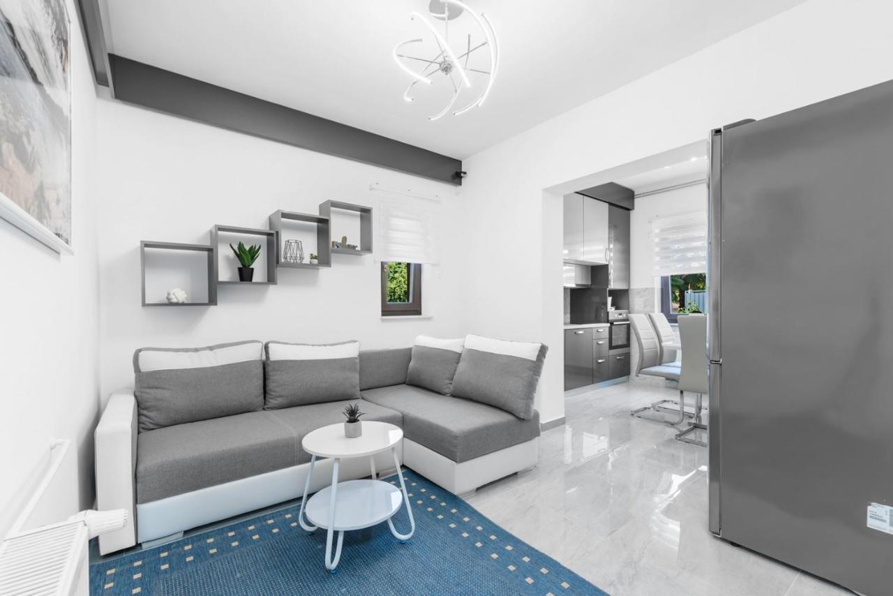 App Sandro With Common Pool Porec Exterior photo