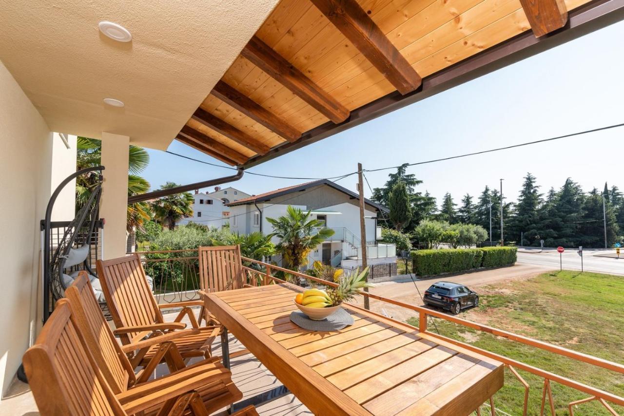 App Sandro With Common Pool Porec Exterior photo